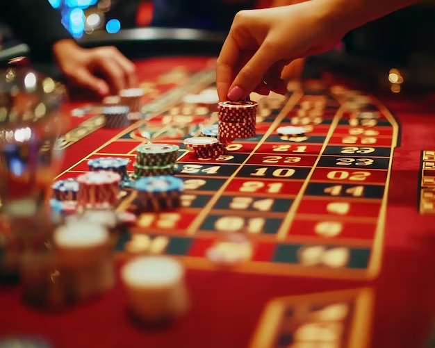 Live dealer managing Andar Bahar card game at mekar189 studio